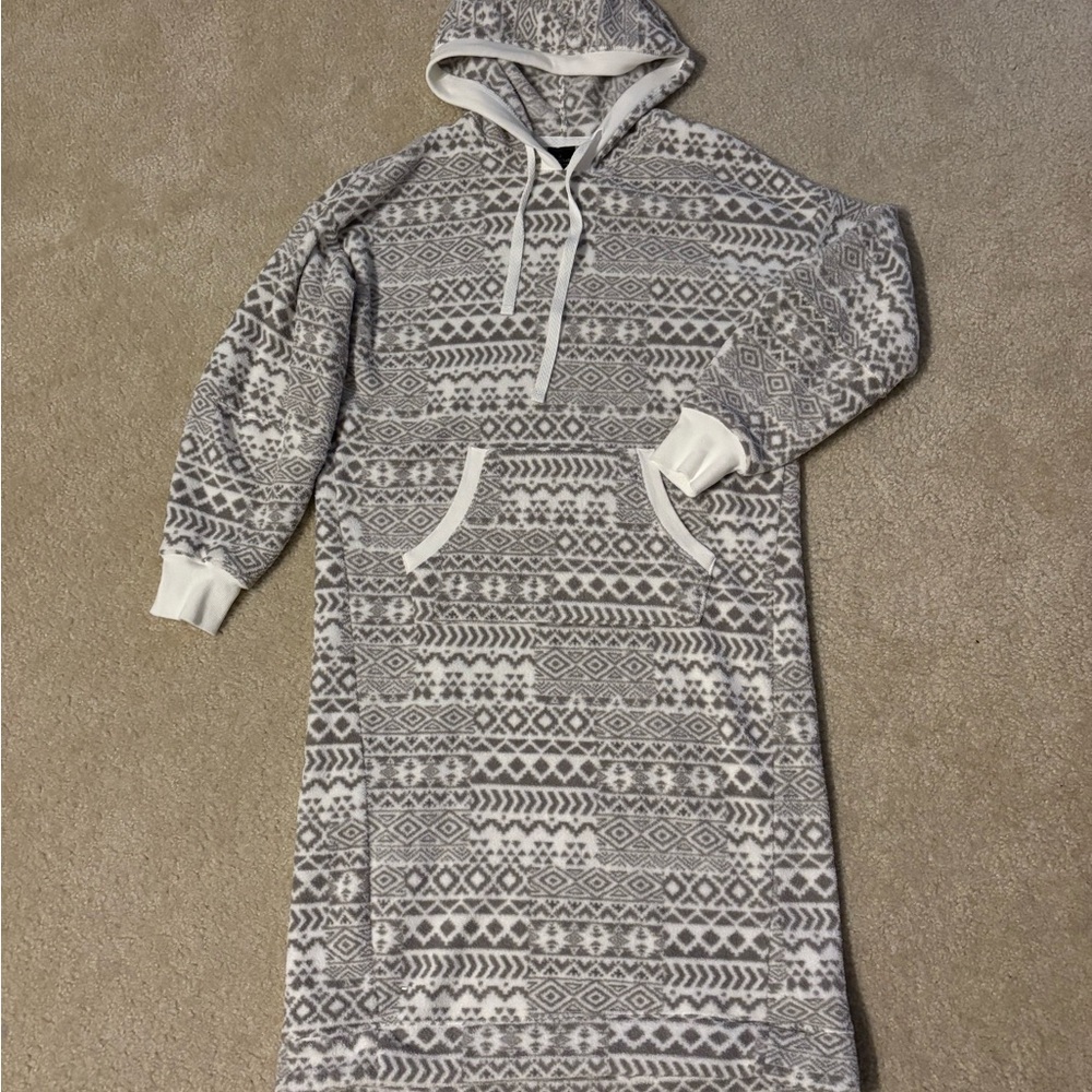 Cuddl Duds Gray and White Hooded Fleece Robe